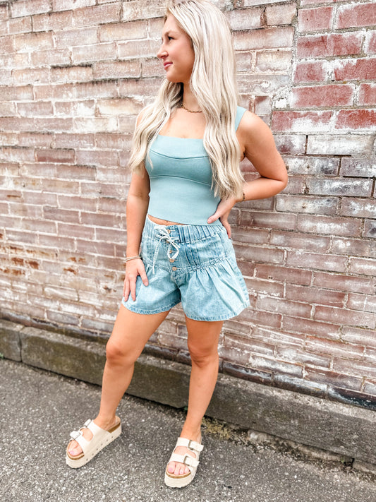 Flared denim shorts with elastic waist and buttons