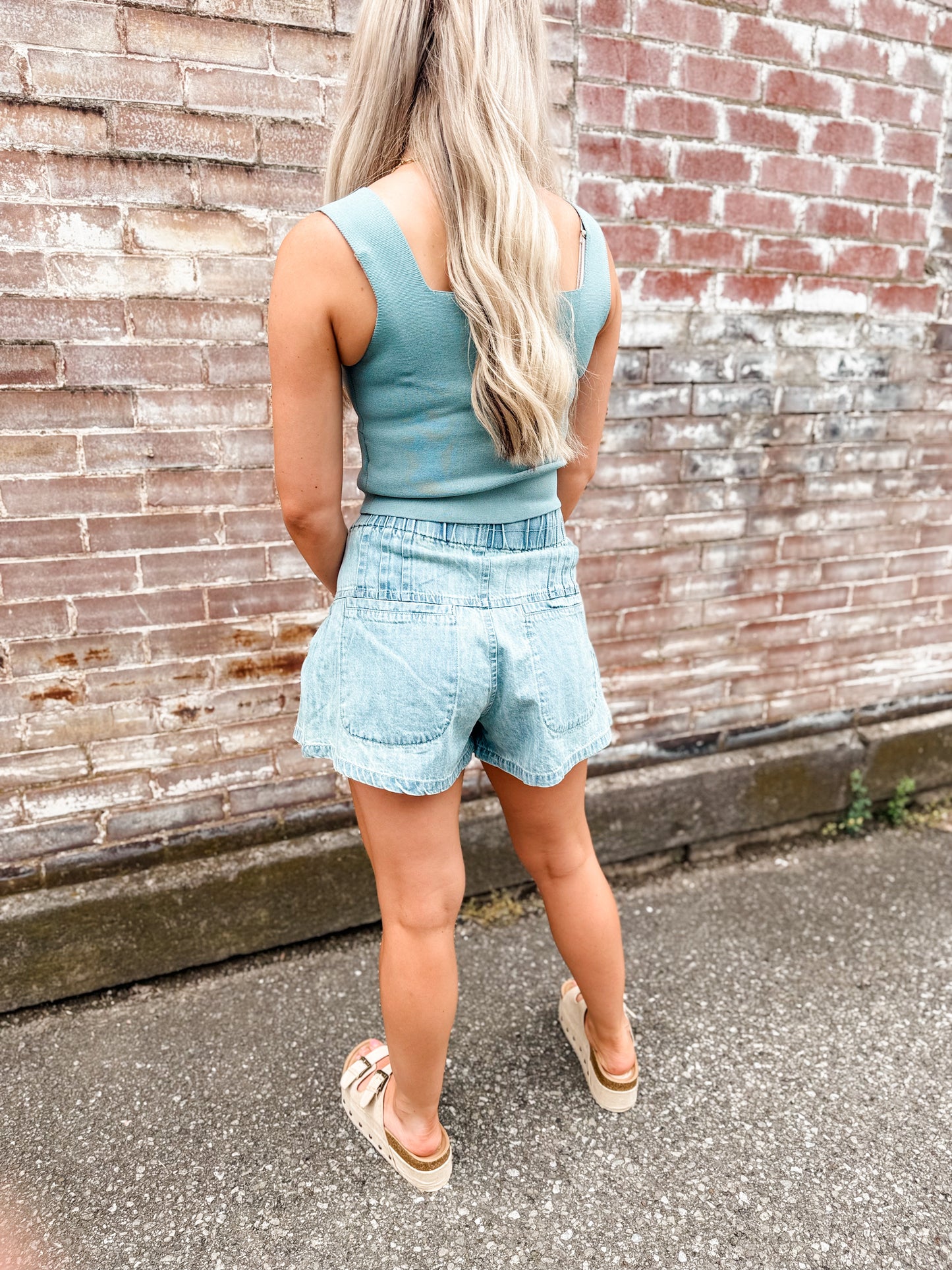 Flared denim shorts with elastic waist and buttons